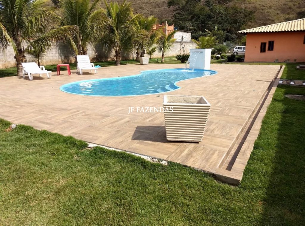 Granja em Juiz de Fora – MG – 1900 m² Granja em Juiz de Fora – MG – 1900 m²